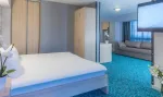 Отель «Ялта-Интурист» - номер Люкс Студио с одной двуспальной кроватью и раскладным диваном (Главный корпус) - фото 1